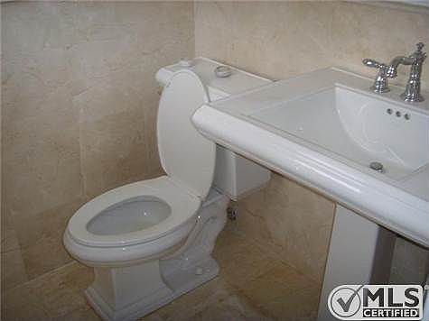 4th image of 22 Abbey Ln APT 105