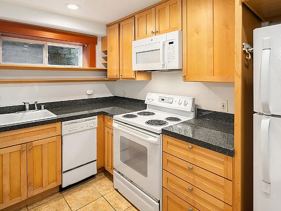 3rd image of 825 W Nickerson St #Ae30d5c55
