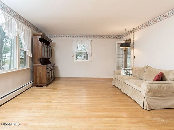 5th image of 14 Tamarack Ln