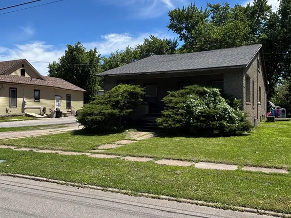 410 E 8th St S, Newton, IA 50208
