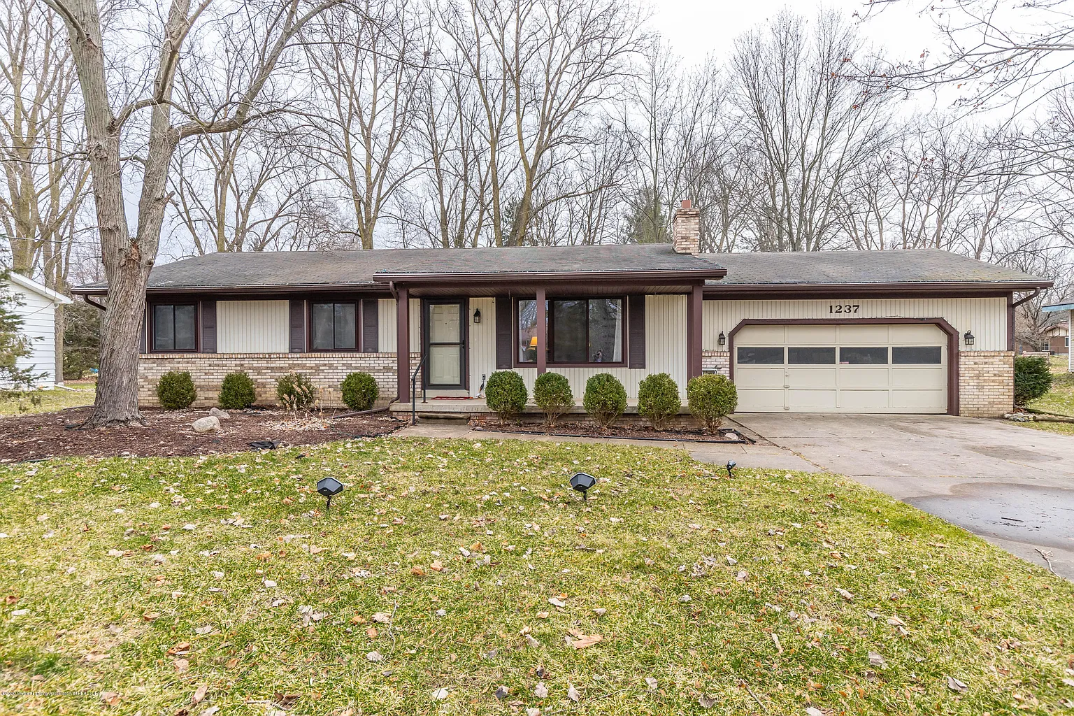 1237 Sandhill Dr photo 1