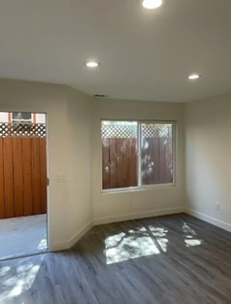 3 bed, 1026 sqft, $3,900 — Photo 3