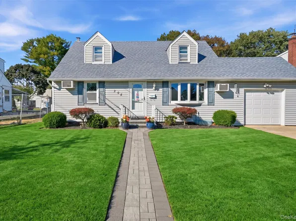 305 W Nicholai Street, Hicksville, NY 11801