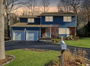 40 Winthrop Dr, Woodbury, NY 11797