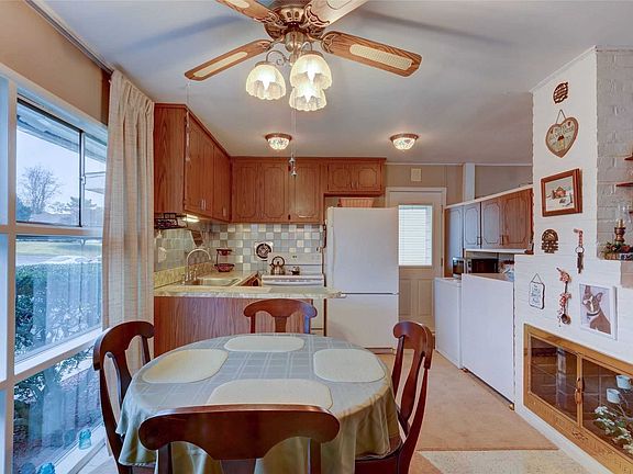4th image of 179 Southwood Cir