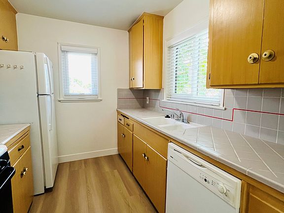 Light, bright kitchen w/ new flooring
