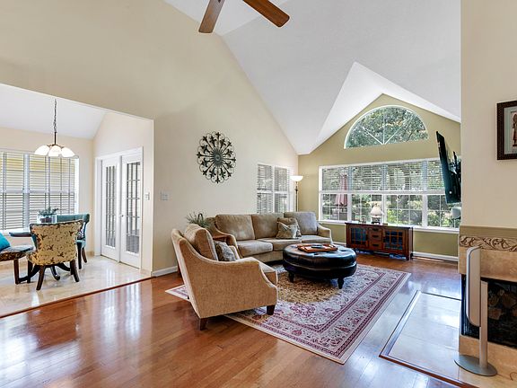 3rd image of 826 Fairway Lakes Dr