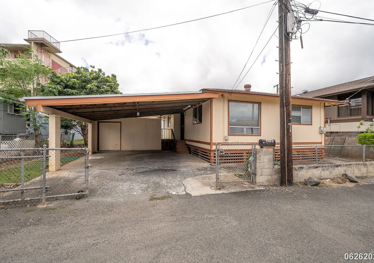$3,500 / 3br 2ba 991 Sf Home In Liliha | Available Now! (Honolulu) — Photo 1