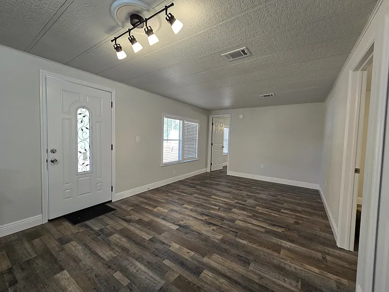 2875 Bay Ave — Photo 2