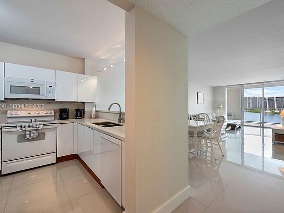 3rd image of 18100 N Bay Rd #1009