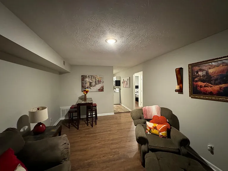 211 Waller Ave — Photo 9
