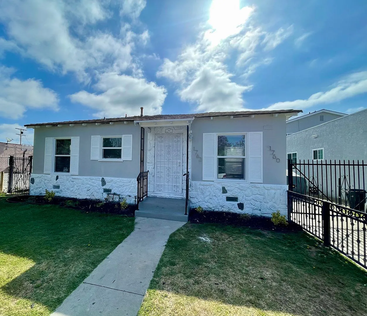 Duplex - Front House in Long Beach — Photo 1
