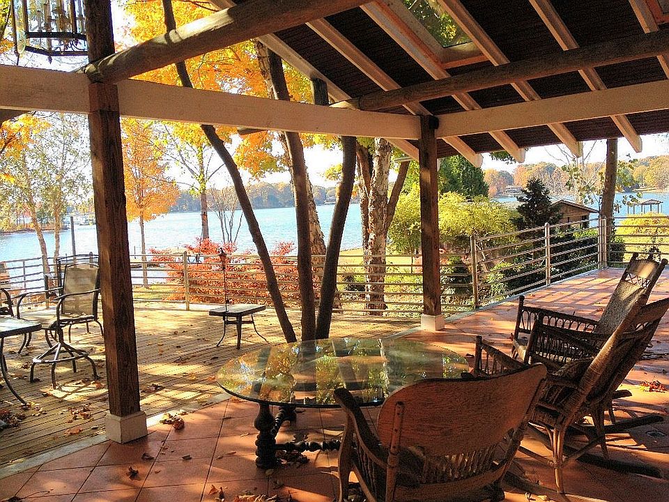 Upper deck lakeside 