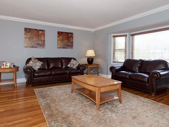 2nd image of 905 Edgewood Dr