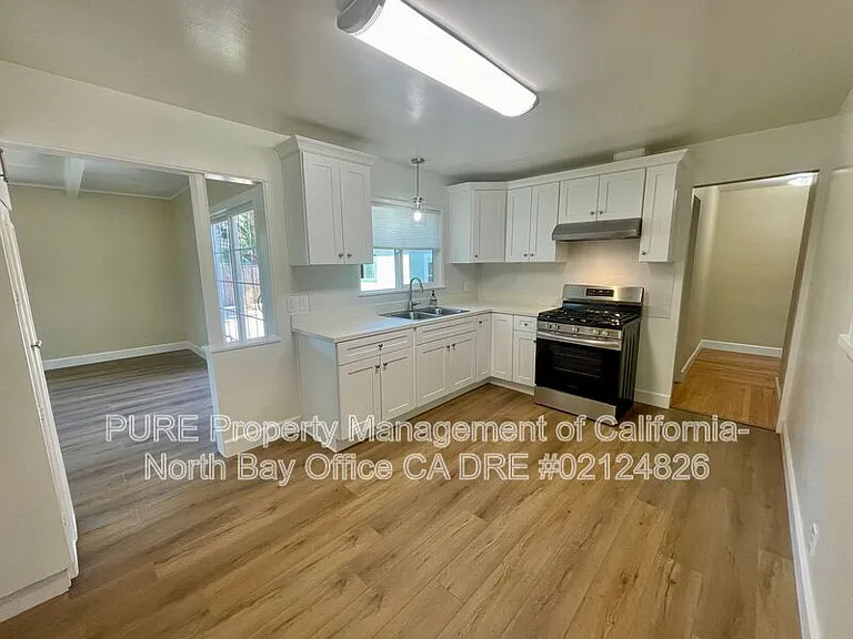 1521 E Madison St — Photo 5