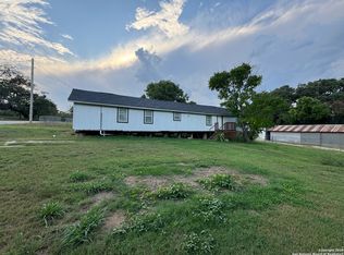 516 W College St, Pleasanton, TX 78064