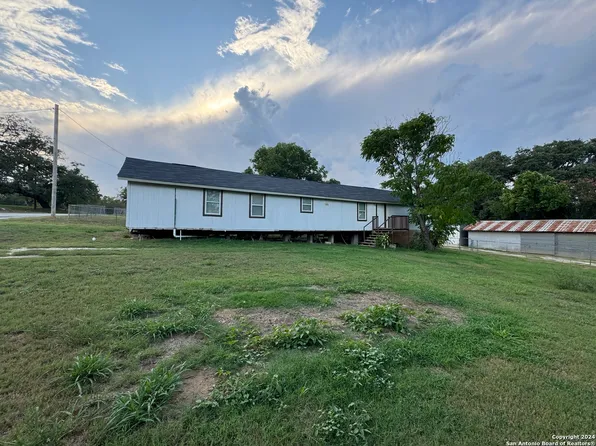 516 W College St, Pleasanton, TX 78064