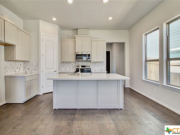 5th image of 875 Farmhouse Trl