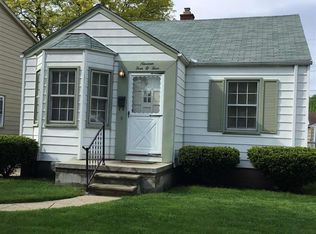 19404 Elkhart St, Harper Woods, MI 48225