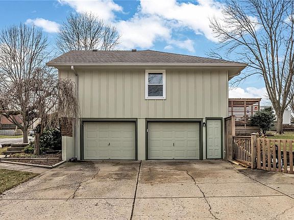 3rd image of 121 SW 26th Street Ct