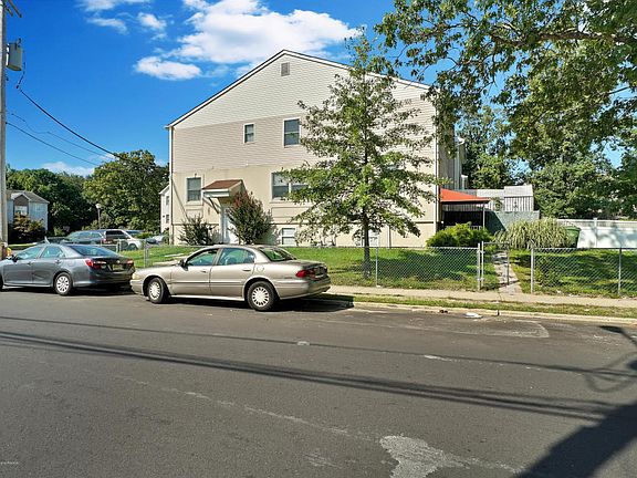 4th image of 902 E End Ave