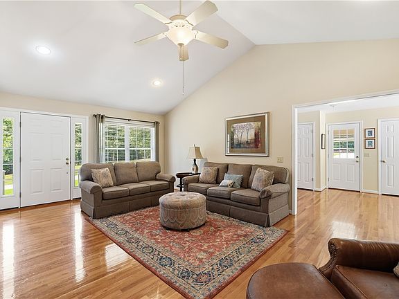 4th image of 202 Valley Creek Dr