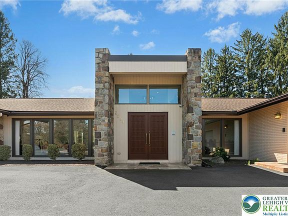 3rd image of 2334 Riverbend Rd