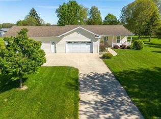 6430 N Maple Crest Dr, Orland, IN 46776