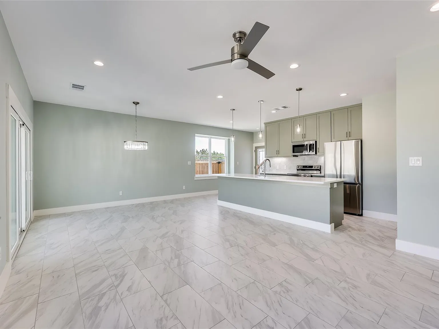 3 bed, 2.5 bath, 3362 sqft, $2,100 — Photo 3