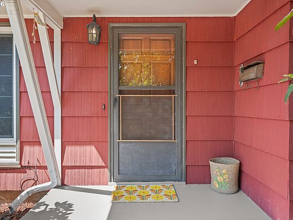 3rd image of 880 Hughes St