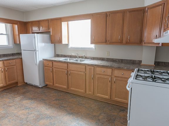 2nd image of 278 Baker St E
