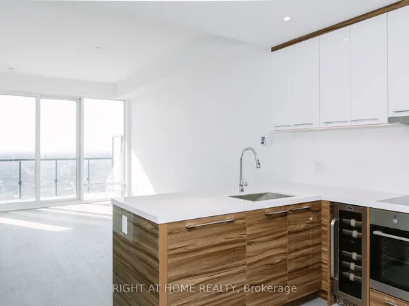 488 University Ave, Toronto, ON