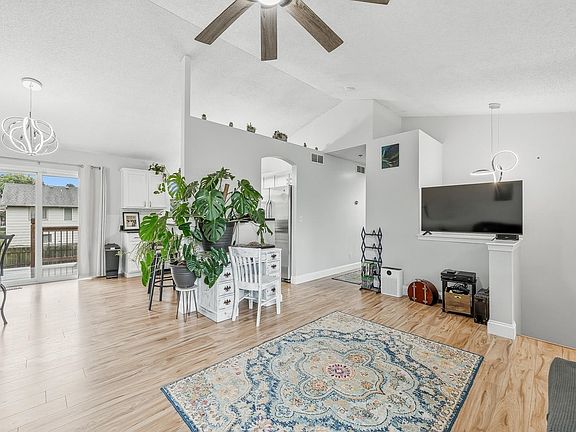 4th image of 10509 W Yosemite St