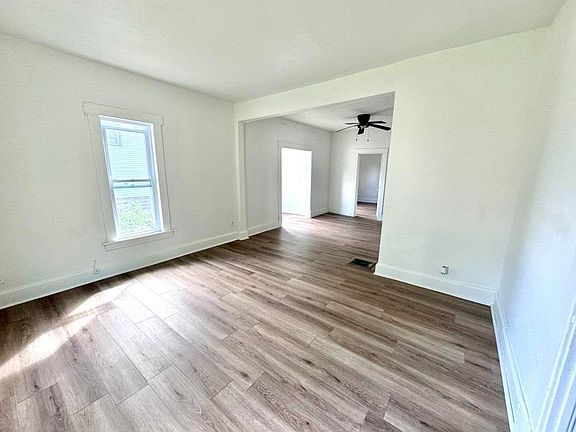 3rd image of 112 6th Ave SE