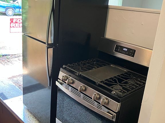 Brand new Refrigerator - newer gas range for the gourmet cook !
Private Washer and Dryer hookups !
