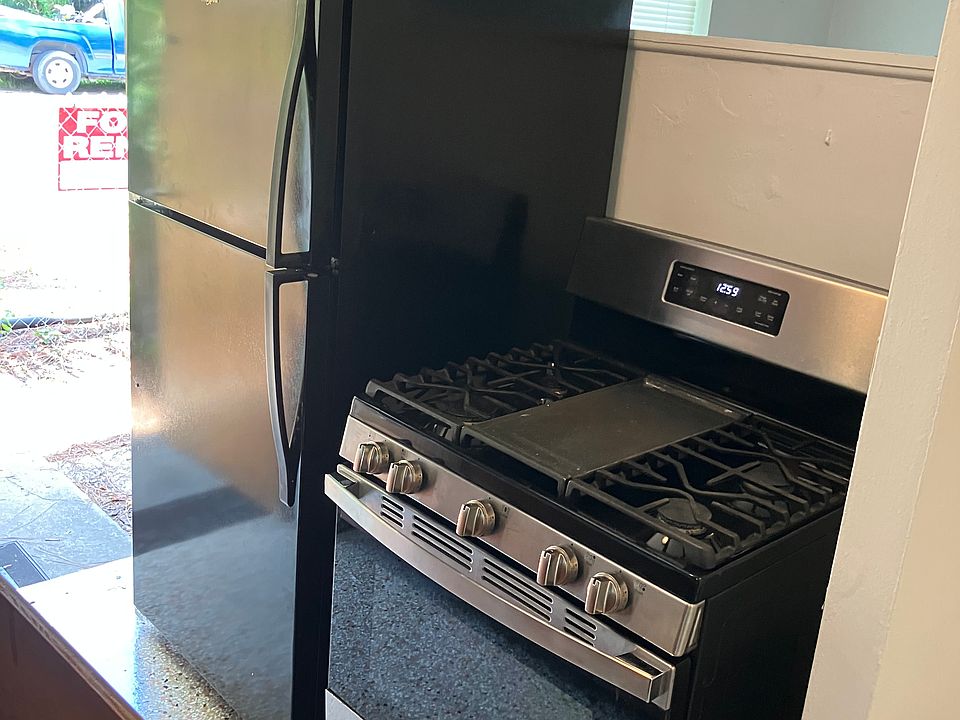 Brand new Refrigerator - newer gas range for the gourmet cook !
Private Washer and Dryer hookups !