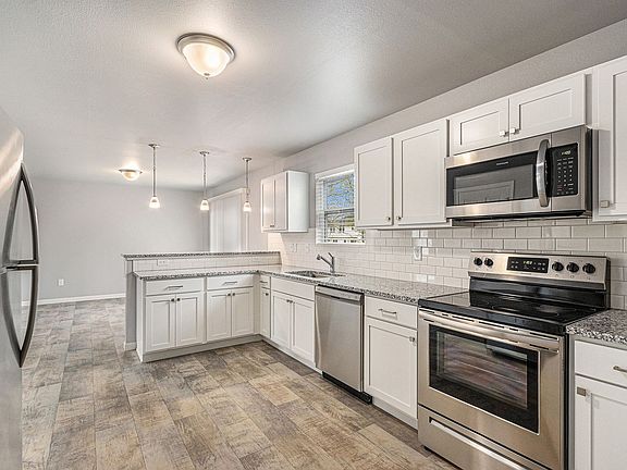 3rd image of 7215 Primrose Ln