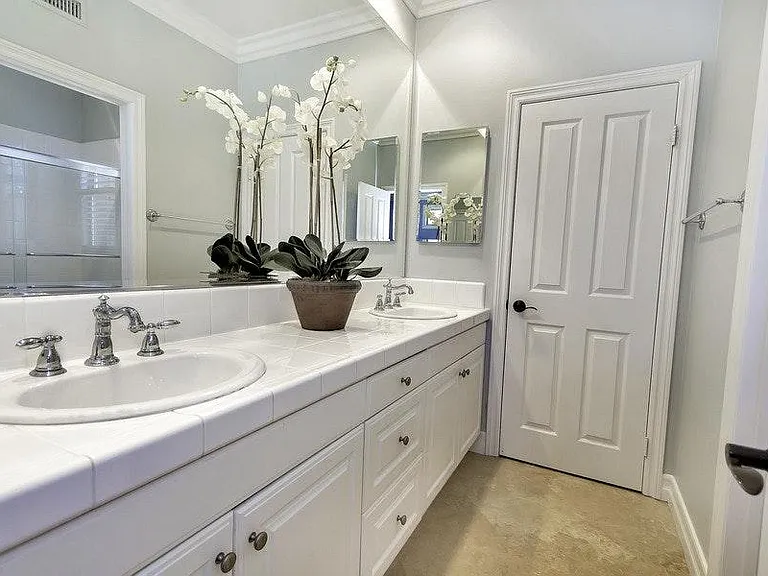 Jack & Jill Upstairs Bath