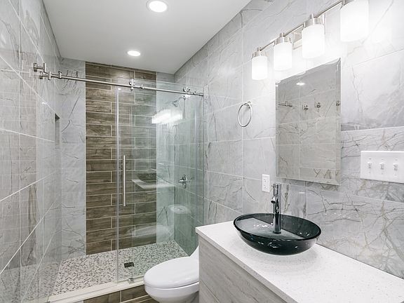 4th image of 2950 Kensington Ave #1