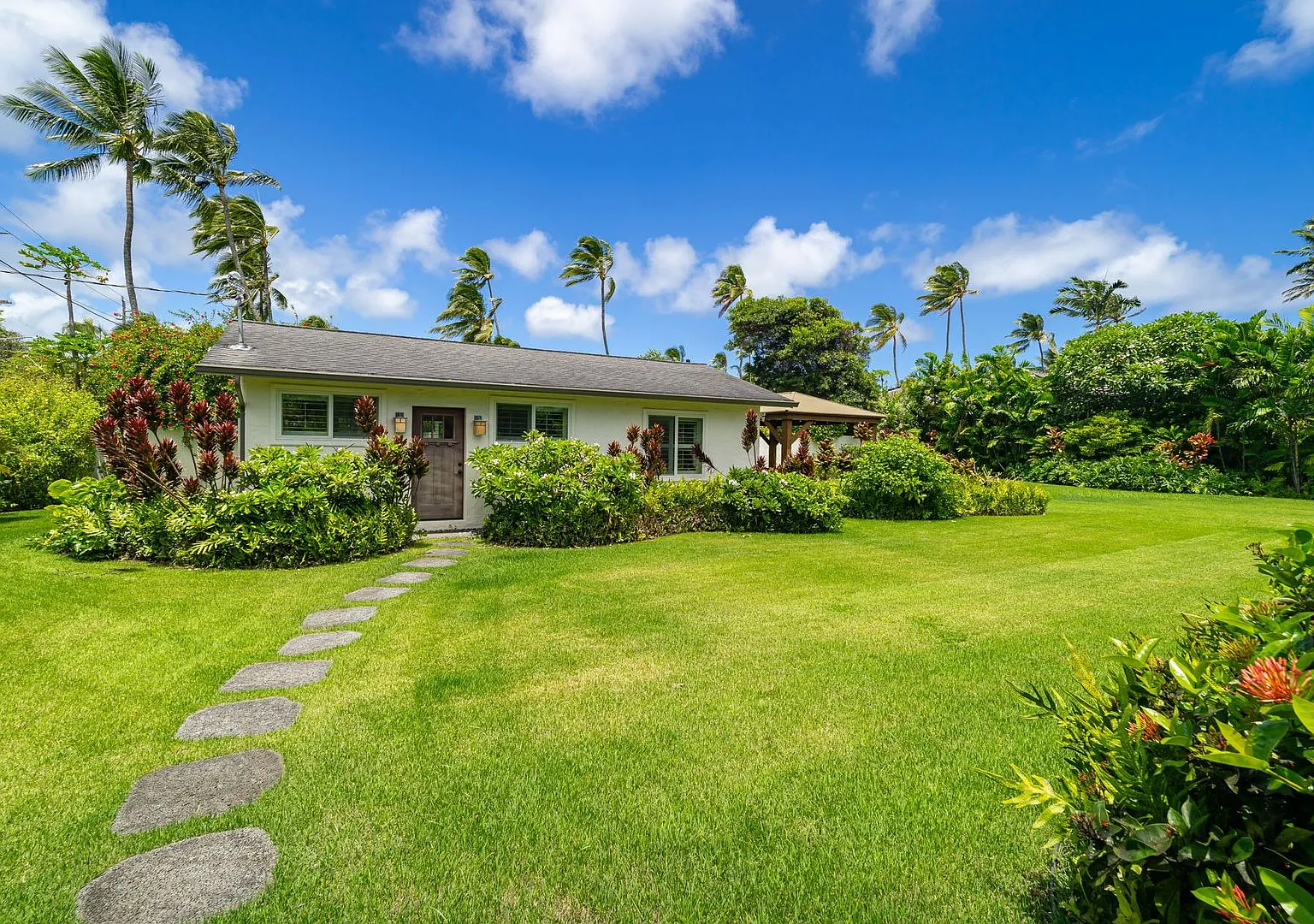 Location, Location! Gorgeous, Private 1/1 Kailua Beachside Home with stunning yard — Photo 1