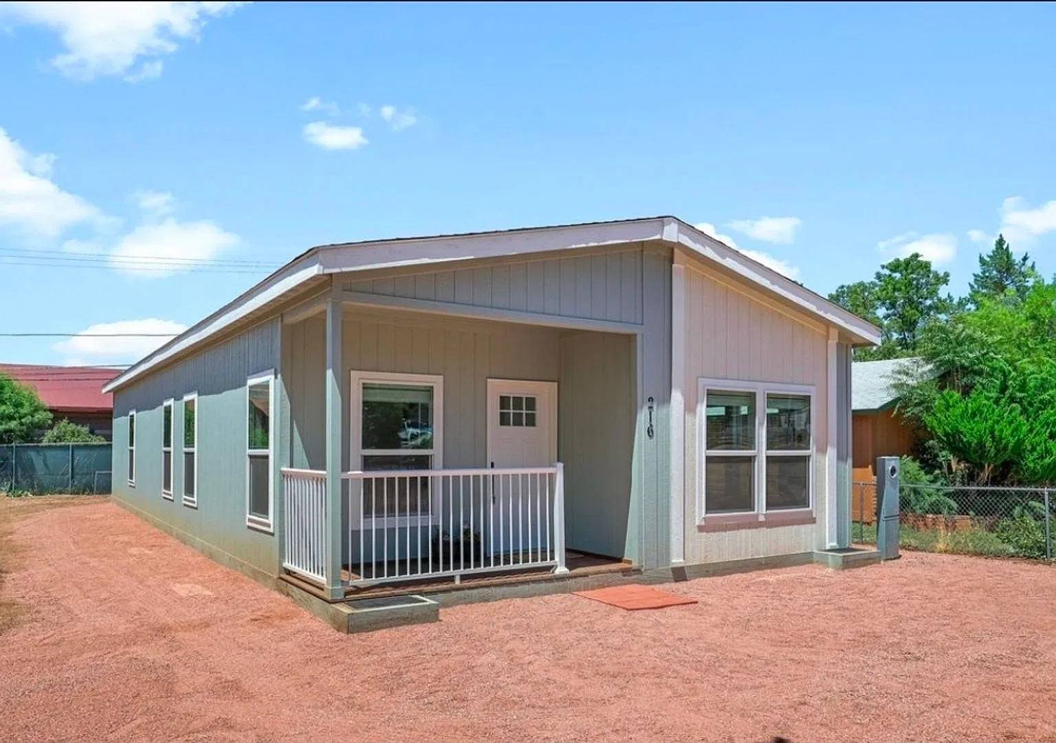Beautiful and CLEAN three bedroom, two bathroom house is newly available for rent! — Photo 1