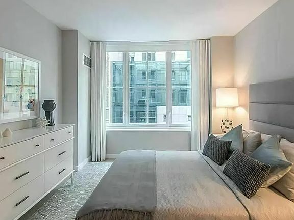 4th image of 320 W 39th St #9E