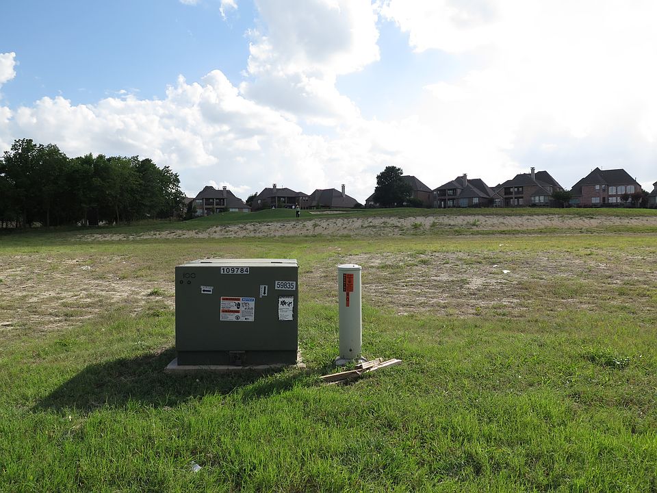 1st image of 601 Woodlake Dr