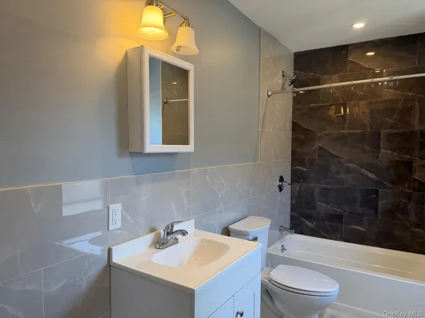 24 Doxsey Pl APT 2, Lynbrook, NY 11563