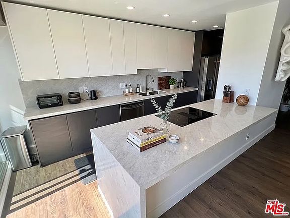 5th image of 838 N Doheny Dr APT 402