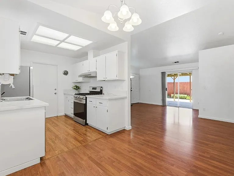 693 Basil Ct — Photo 4
