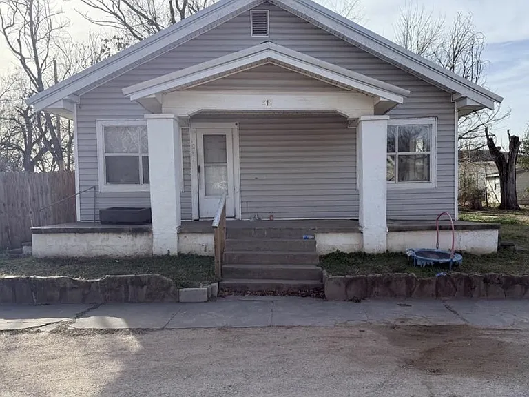 515 W 10th St — Photo 1
