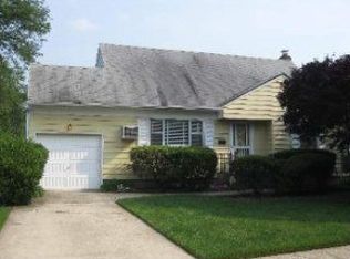 25 Bentley Rd, Plainview, NY 11803