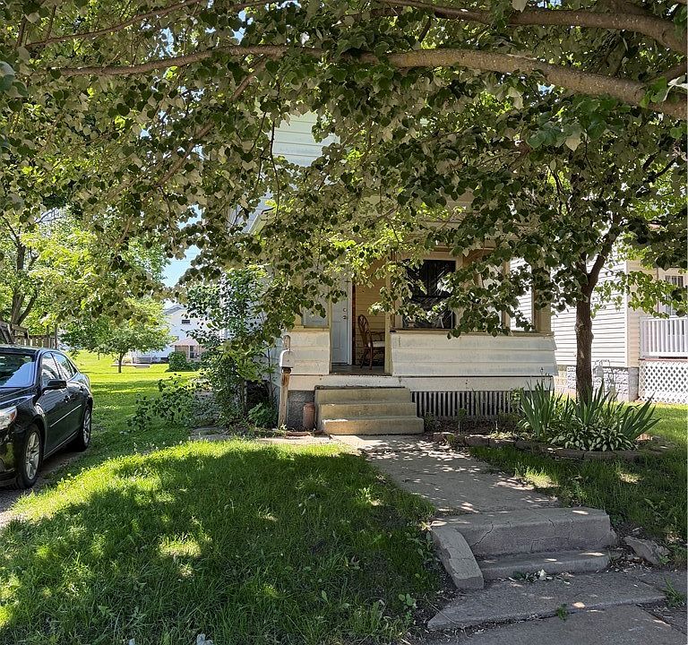 1st image of 226 2nd St SW