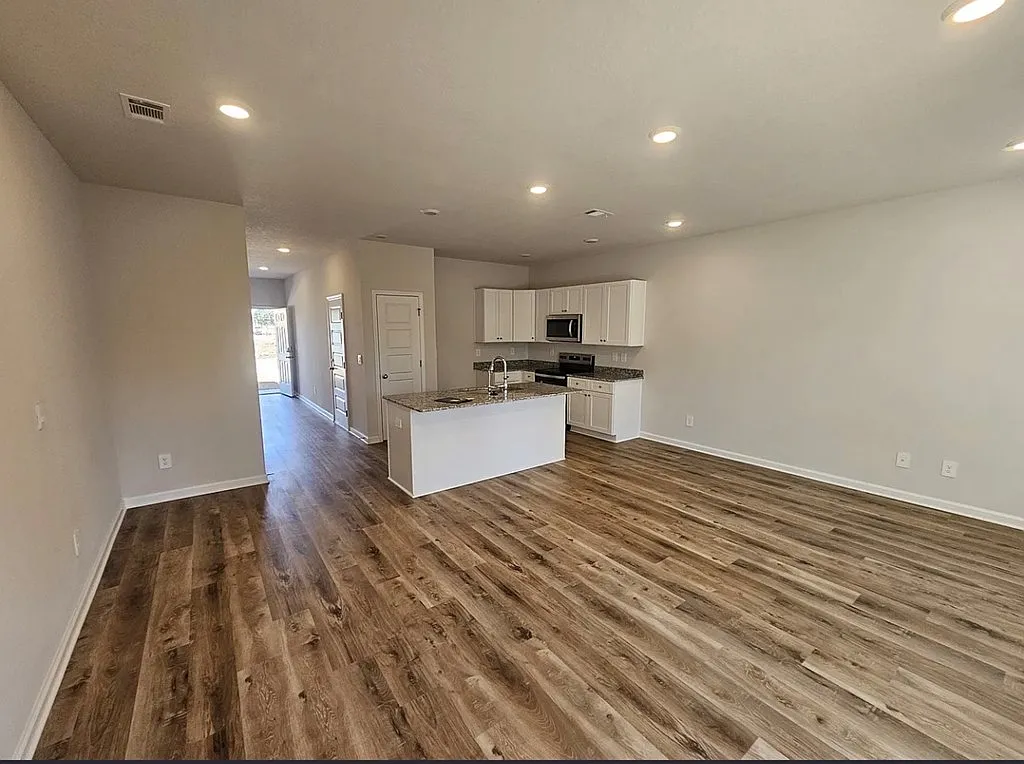 3 bed, 2.5 bath, 1498 sqft, $1,550 — Photo 2